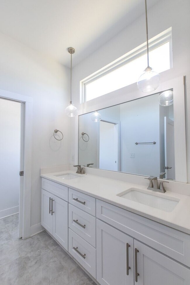 Building Photo - 3 Bed 2.5 Bath Single-Family Urban Home