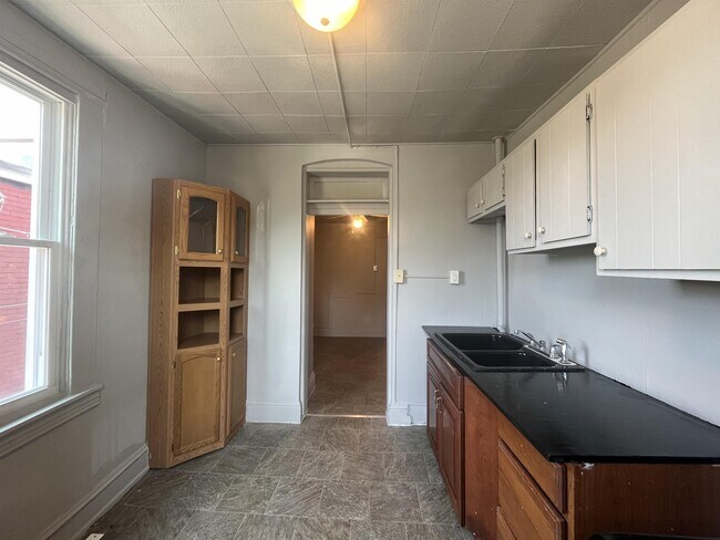 Building Photo - 714 W Poplar St