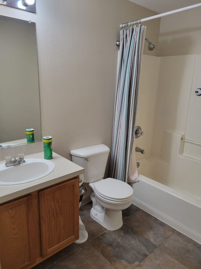 Building Photo - Updated House in NE Salem - Fenced Yard - Pet Friendly