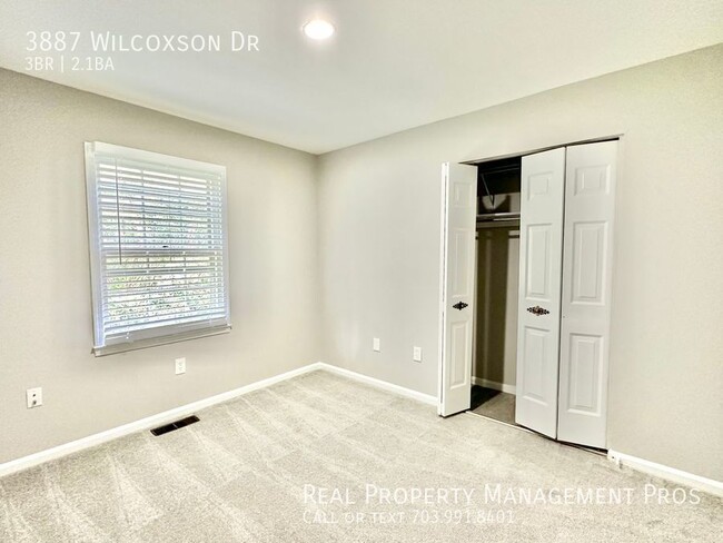 Building Photo - Gorgeous End Unit in Fairfax City!