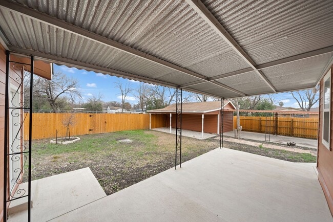 Building Photo - Charming Home Awaits: Spacious & Modern Living in a Prime Location