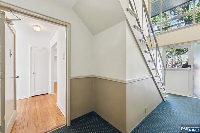 Building Photo - 25- 18 High St