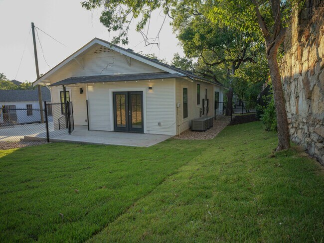 Building Photo - 803 Oakland Ave