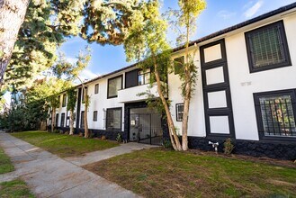 Building Photo - Hollywood Apartments