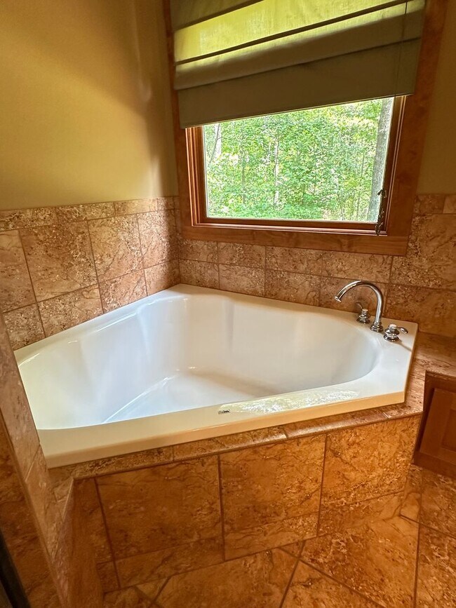 Building Photo - Charming 2 Bed, 2 Bath Custom Ranch on 5 A...