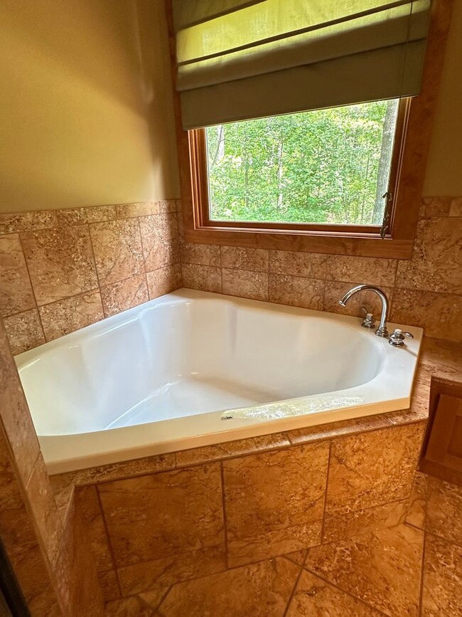 Building Photo - Charming 2 Bed, 2 Bath Custom Ranch on 5 P...