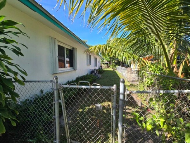 Building Photo - Comfortable Oakland Park Living - 3BR with Outdoor Space