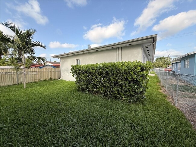 Building Photo - 3025 NW 23rd Ave