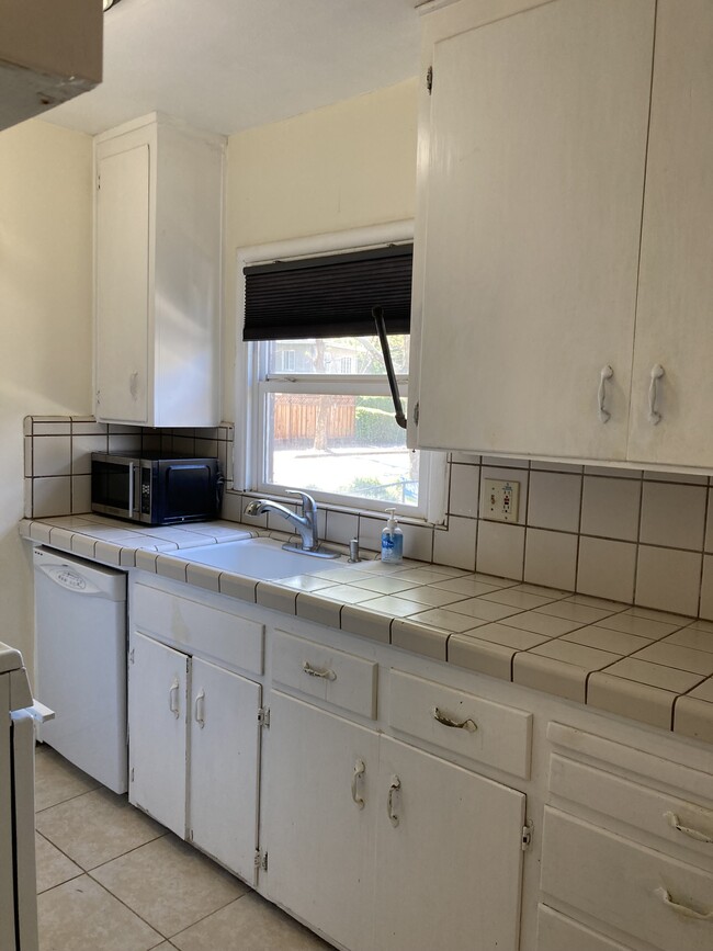 Brigjt kitchen with dish washer - 1066 Sherwood Ave