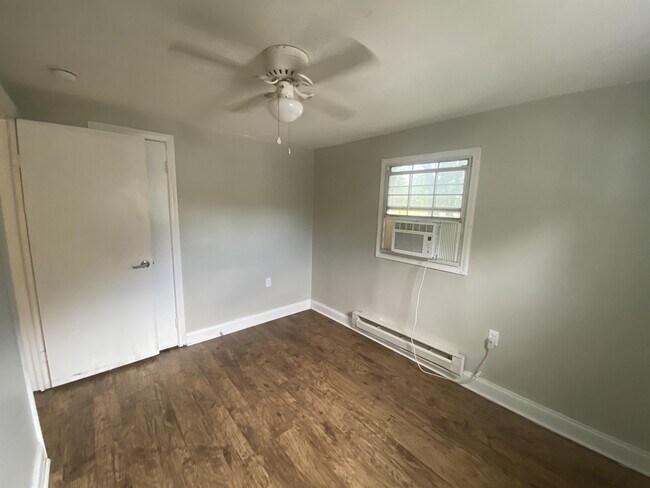 Building Photo - 2205 Russelldale Ave