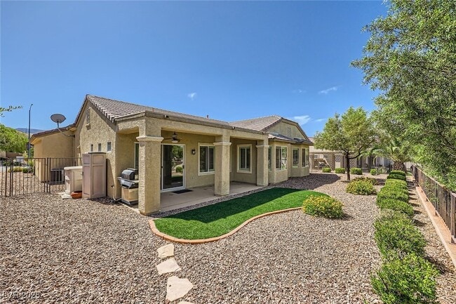 Building Photo - 2313 Fox Hills Dr