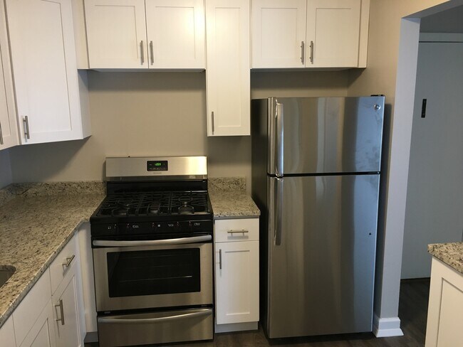 Building Photo - 9s120 Lake Dr