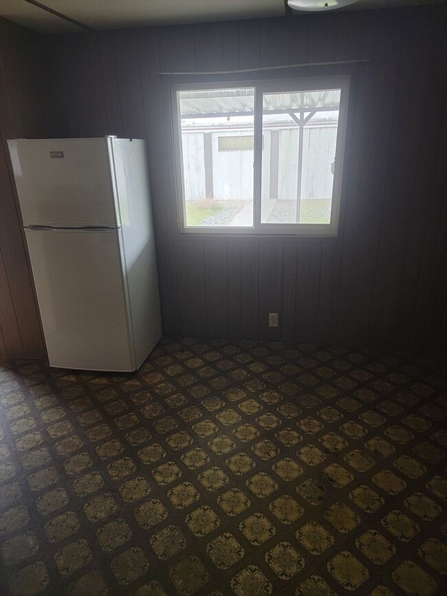 Building Photo - Small 2 bed MH