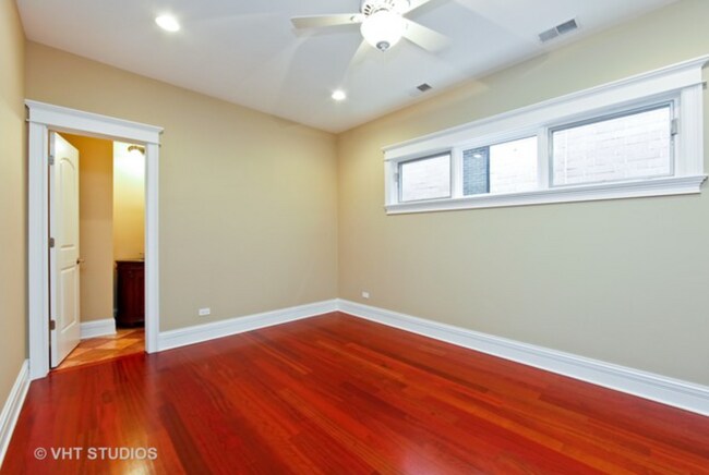 Building Photo - 1661 W Wrightwood Ave