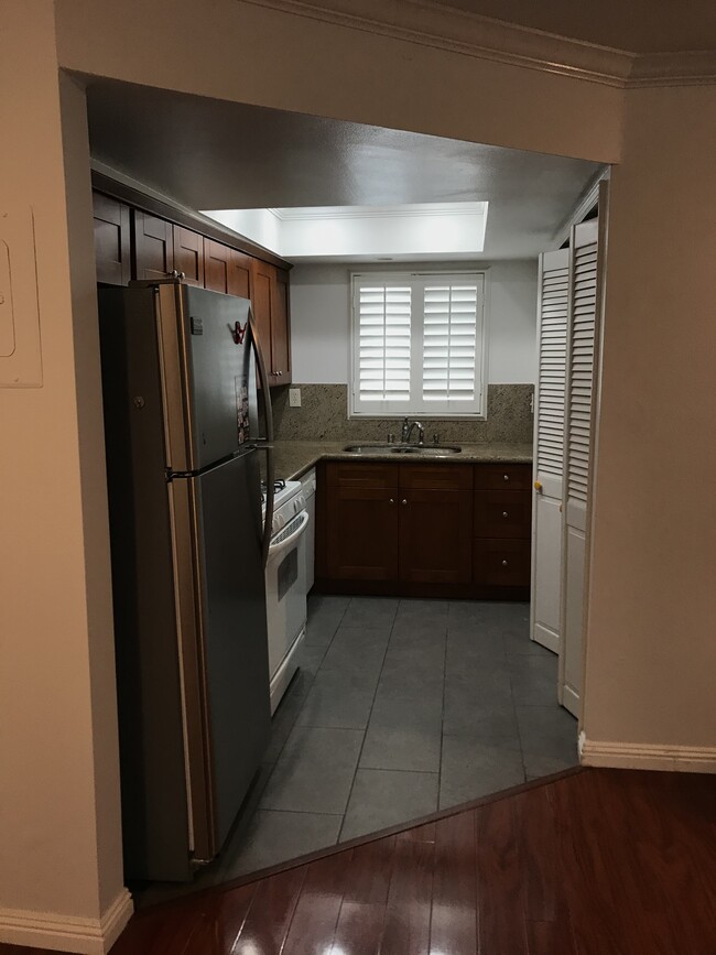 Kitchen - w/ fridge and laundry included - 618 Howard N St