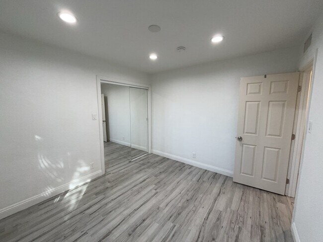 Building Photo - Cozy 2-Bed Oasis in the Heart of Downtown Las Vegas – Perfect for Urban Living!