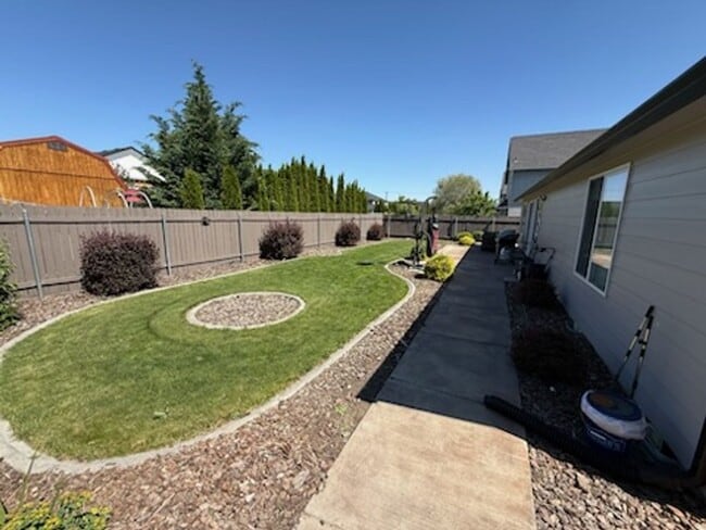 Building Photo - Single Story Home in Quiet Family Friendly Neighborhood