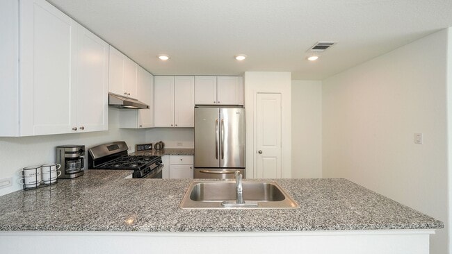 Building Photo - Spacious 4-bedroom, 2-bath located in Summerhill subdivision