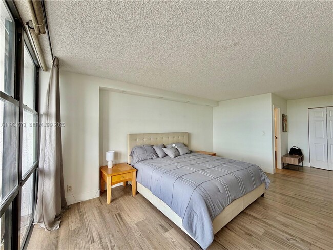 Building Photo - 1000 Parkview Dr