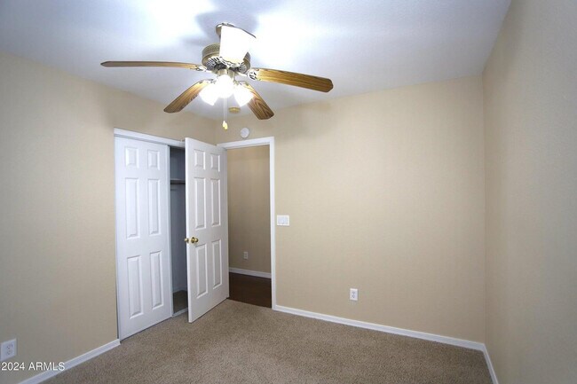 Building Photo - 1130 W Raven Dr