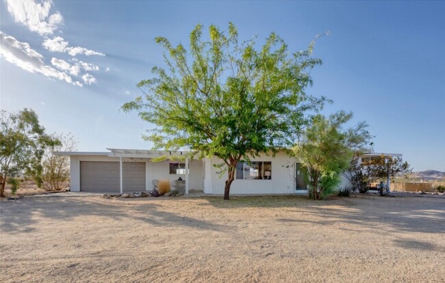 Building Photo - Desert Oasis Home on 5 Acres with Pool, Sp...