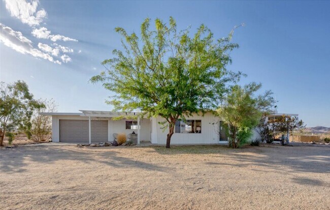 Building Photo - Desert Oasis Home on 5 Acres with Spa & EV - Price includes move in special