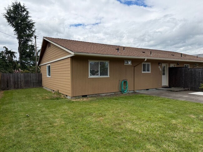 Building Photo - Updated 3 bedroom 1 bath duplex in Junction City!