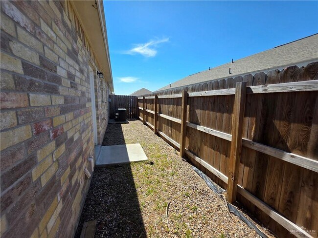 Building Photo - 5005 N Hiawatha Dr