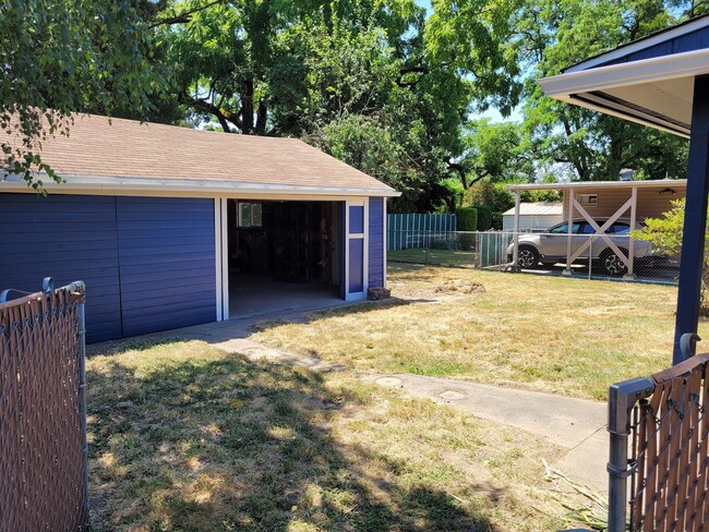 Detached garage - 12670 SW 12th St