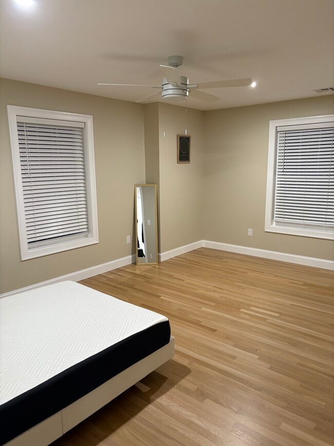 Building Photo - 724 Holmdel Rd