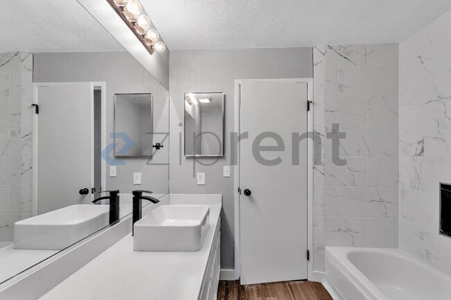 Building Photo - 25 Leslie Ct