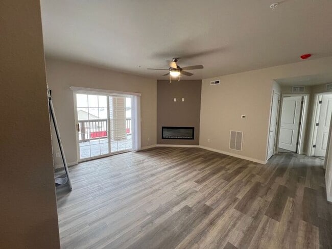 Building Photo - $1400 | 2 Bedroom, 2 Bathroom Condo | No P...