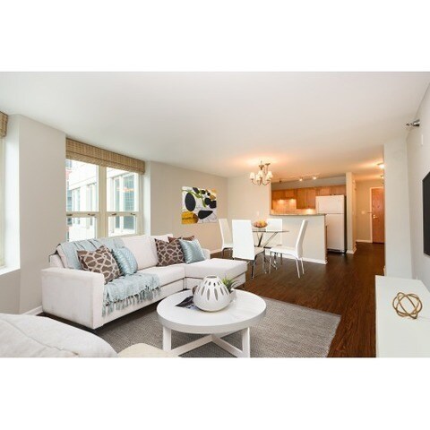 Building Photo - River North High Rise 1b/1b with Fantastic...