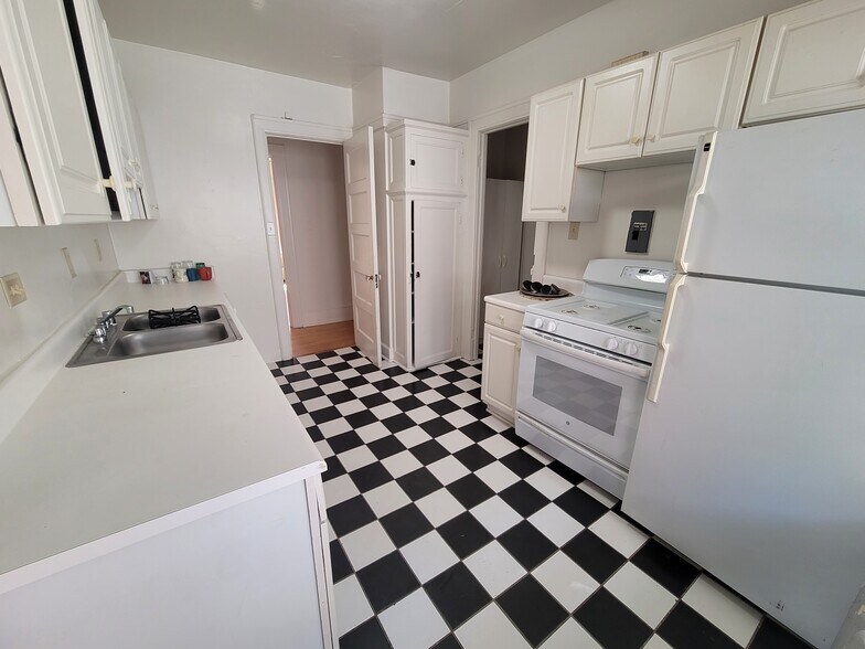 Building Photo - 2541 N Lake Dr