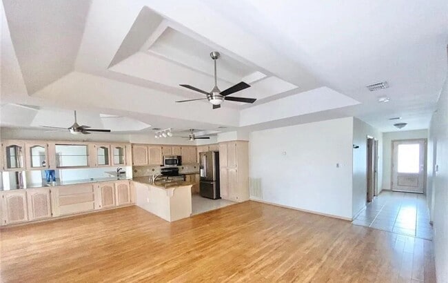 Building Photo - 610 Lake View Dr