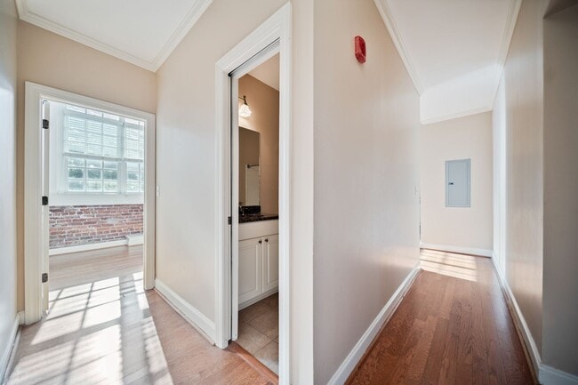 Building Photo - Charming 2-bedroom Condo- Old Shandon