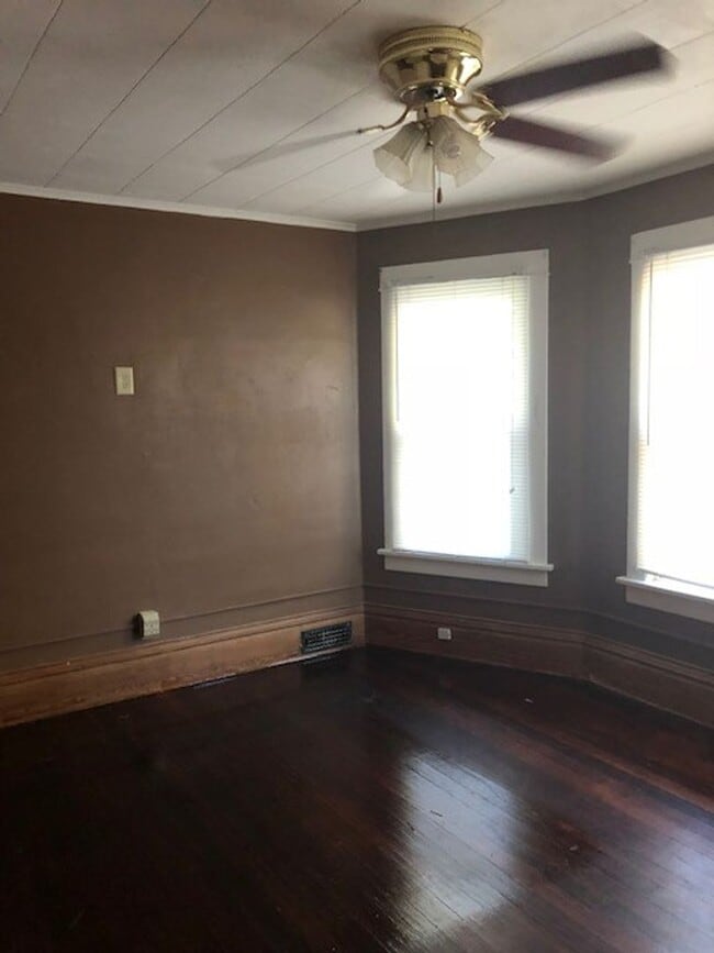 Building Photo - 3 bedroom/2 bath home w/partially fenced y...