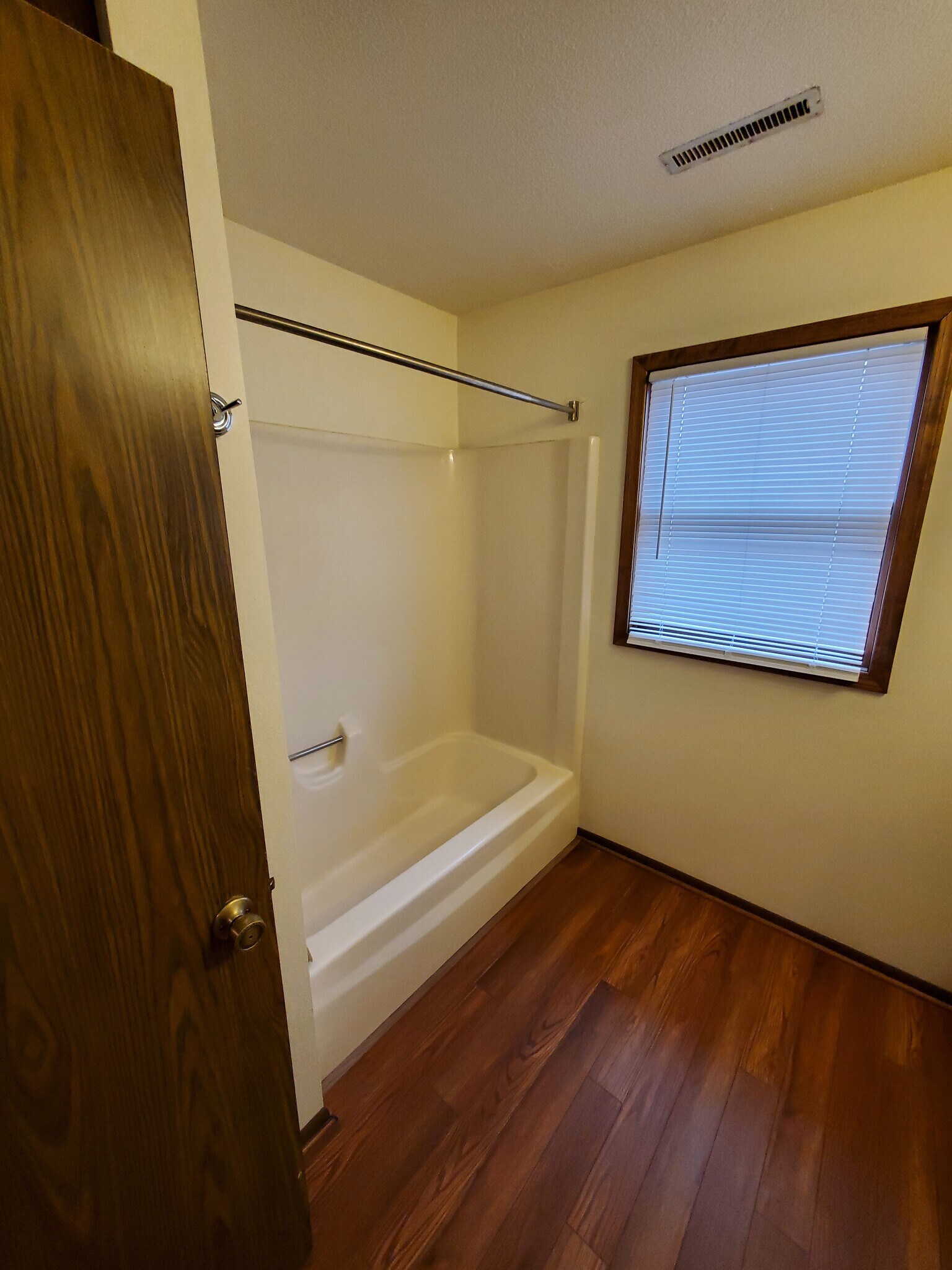 Upstairs bath - 1106 Oleson Rd