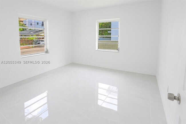 Building Photo - 995 SW 14th Ave