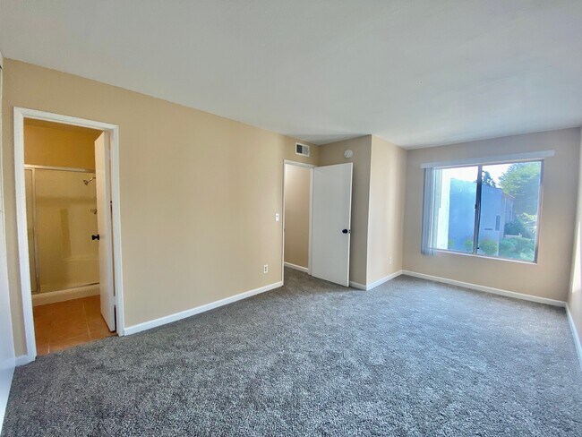 Building Photo - 2521 W Sunflower Ave