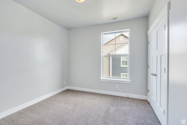 Building Photo - 378 750 N