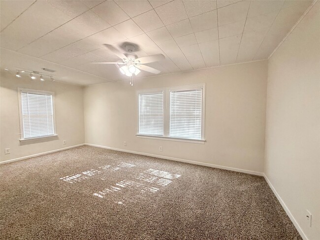 Building Photo - 813 Gale St