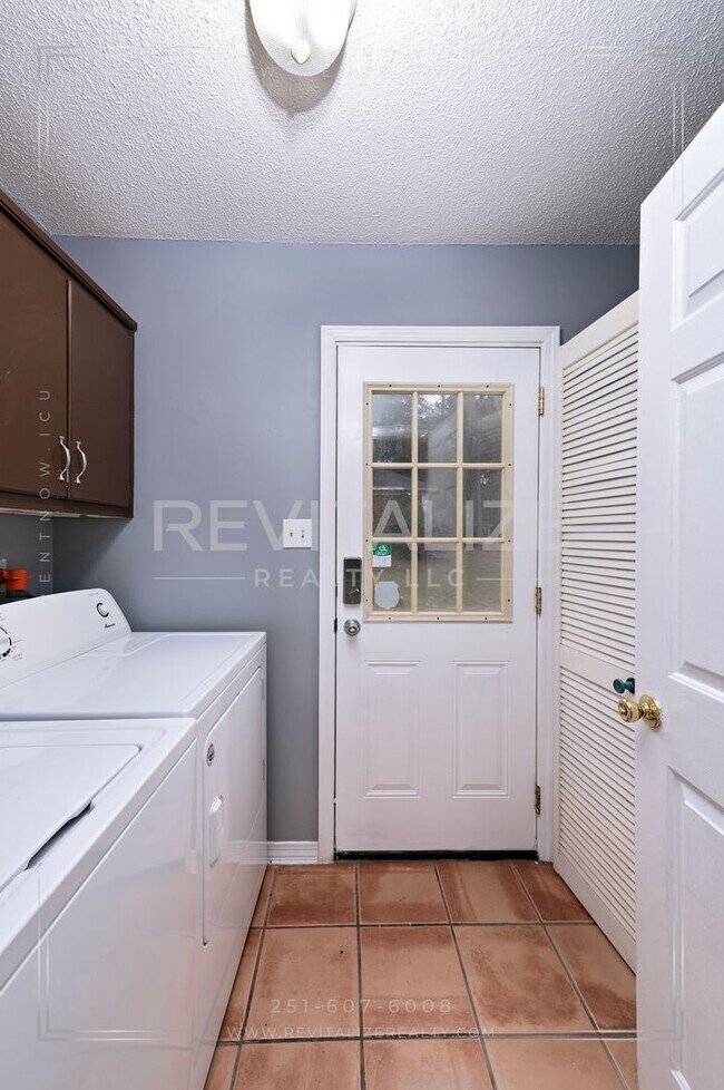 Building Photo - Creole Style 3 Bed 2.5 Bath Home on Oversized Lot