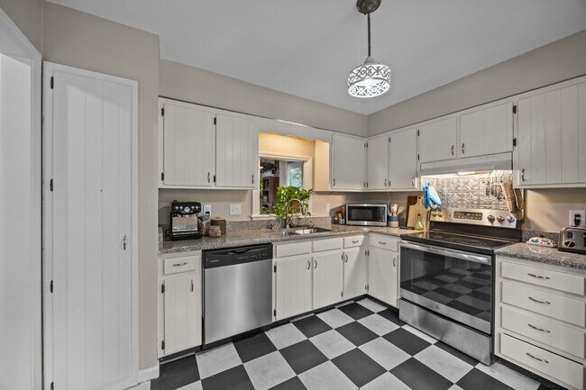 Building Photo - Adorable End-Unit Townhome in Desirable No...