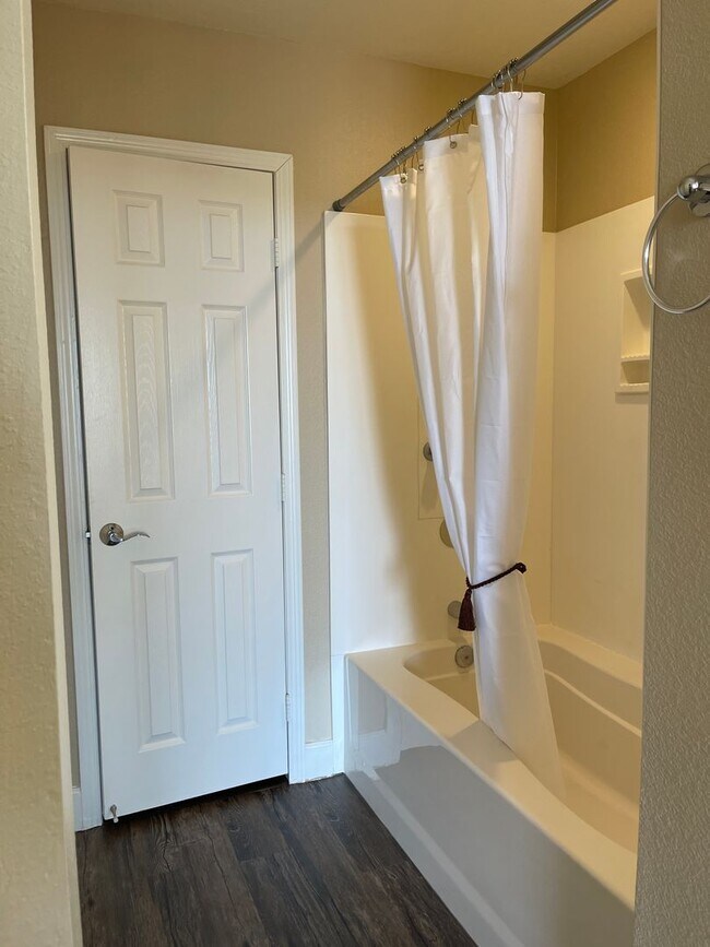 Building Photo - Park Avenue One Bedroom