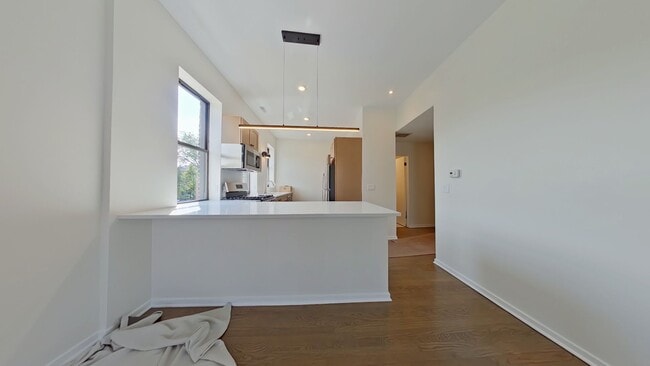 Interior Photo - 2612 Halsted