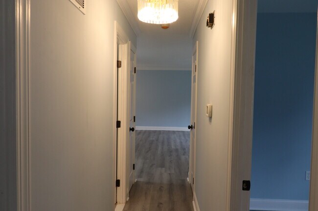 Building Photo - 2116 Trafalgar Dr