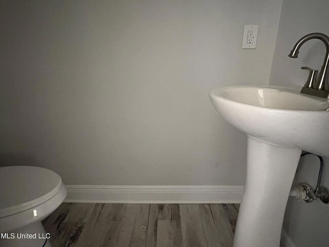 Building Photo - 233 Milray Ln