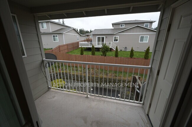 Building Photo - 2 bed 1 bath, top floor apartment in Port Angeles, close to Peninsula College and the Olympic Nat...