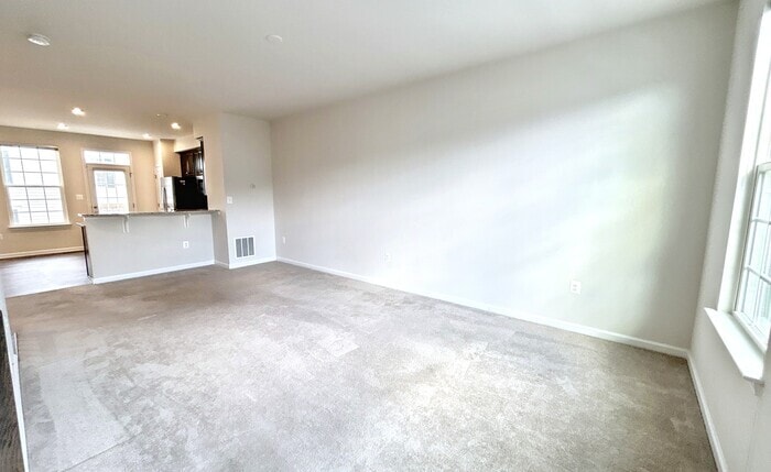 Building Photo - 502 River Crest Way